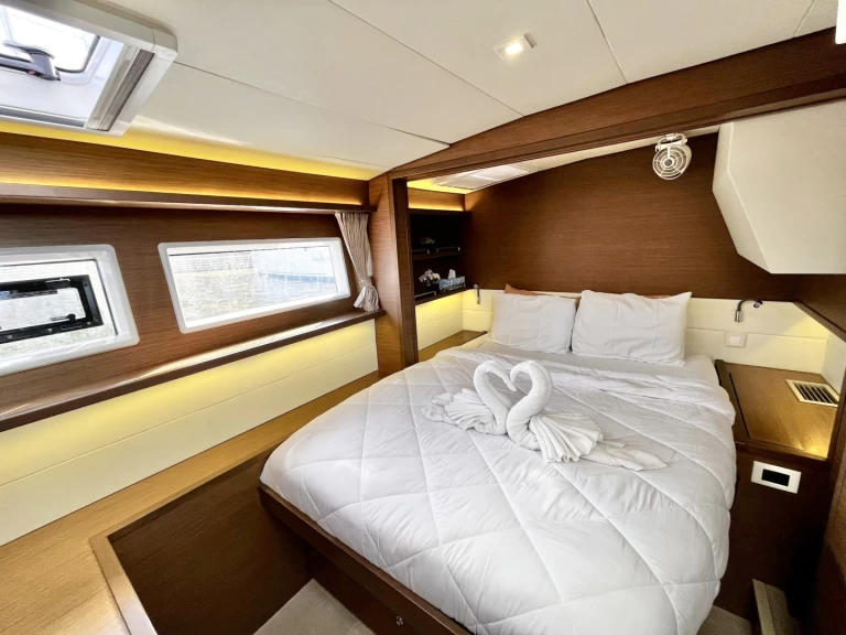 Yacht charter Parham Town cheap Lagoon 52 - 5 + 1 cab.