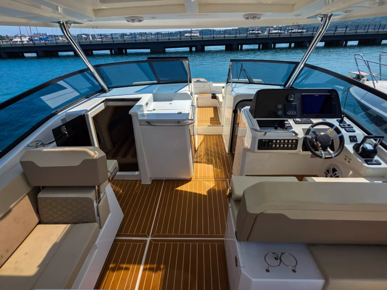 Motorboat for rent Pula at the best price