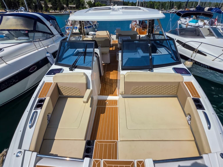 Rent a Aquila Aquila 32 Sport Pula