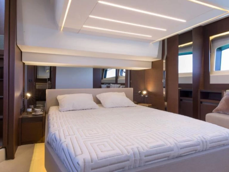 Boat rental Prestige Prestige 520 Fly in Saint-Laurent-du-Var on Samboat