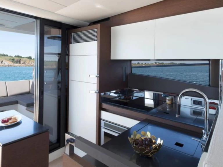 Motorboat for rent Saint-Laurent-du-Var at the best price