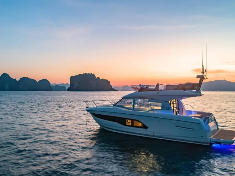 Motorboat rental with or without captain Prestige Juan-les-Pins