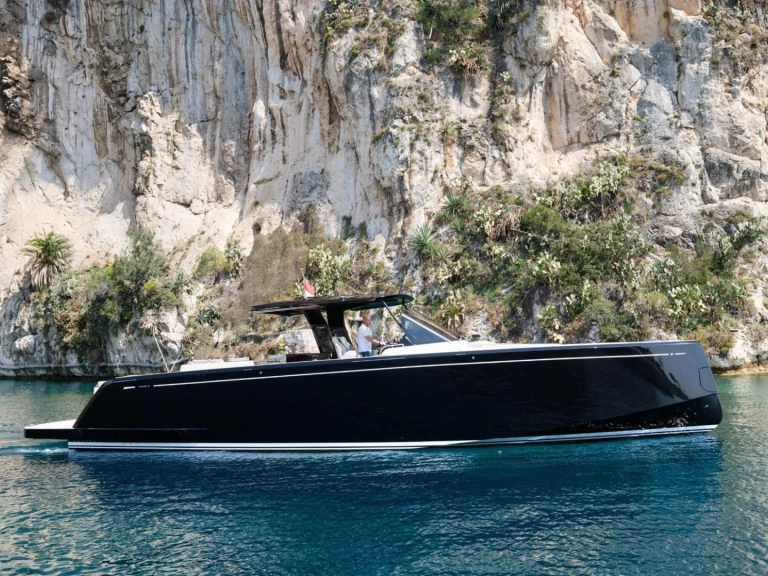 Bareboat Rental Luxury Yacht Pardo Yachts with a boat licence