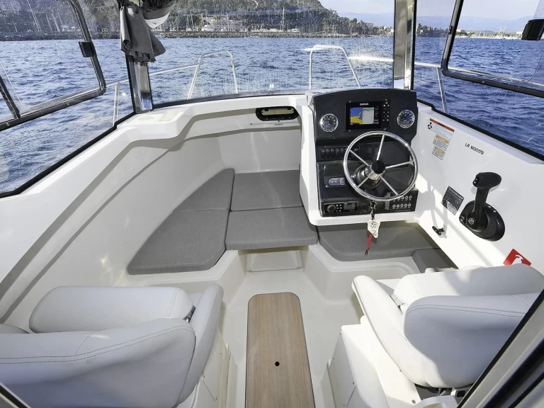 Bareboat Rental Motorboat Quicksilver with a boat licence