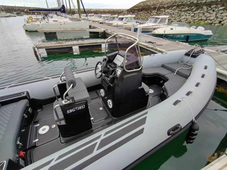 Boat rental 3D Tender DREAM 6.55 in Saint-Quay-Portrieux on Samboat