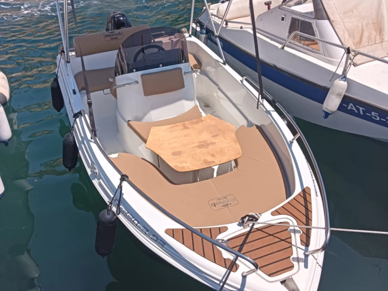 Bareboat Rental Motorboat Mareti with a boat licence