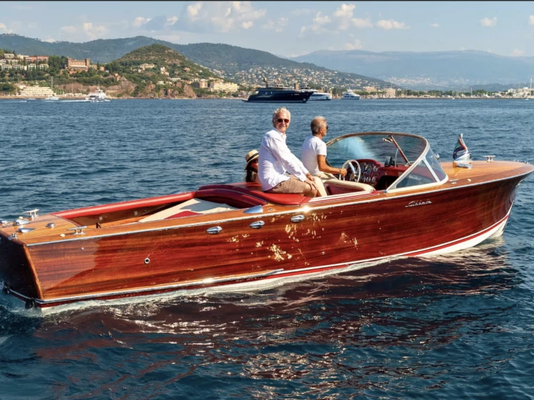 Bareboat Rental Motorboat Guido Abbate with a boat licence