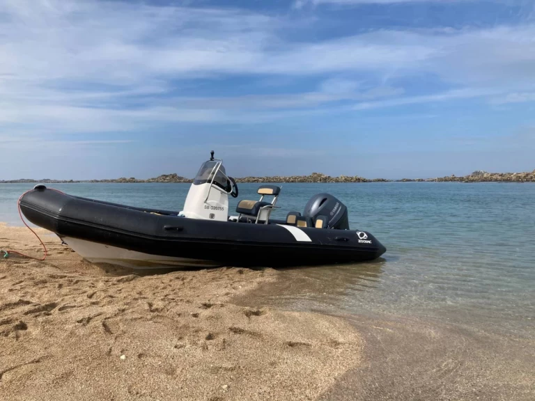 Boat rental Zodiac Pro 550 Open in Saint-Quay-Portrieux on Samboat