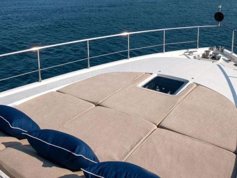 Bareboat Rental Luxury Yacht Leopard with a boat licence