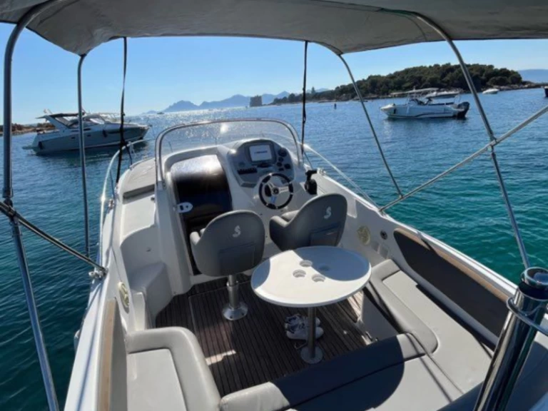 Bareboat Rental Motorboat Bénéteau with a boat licence