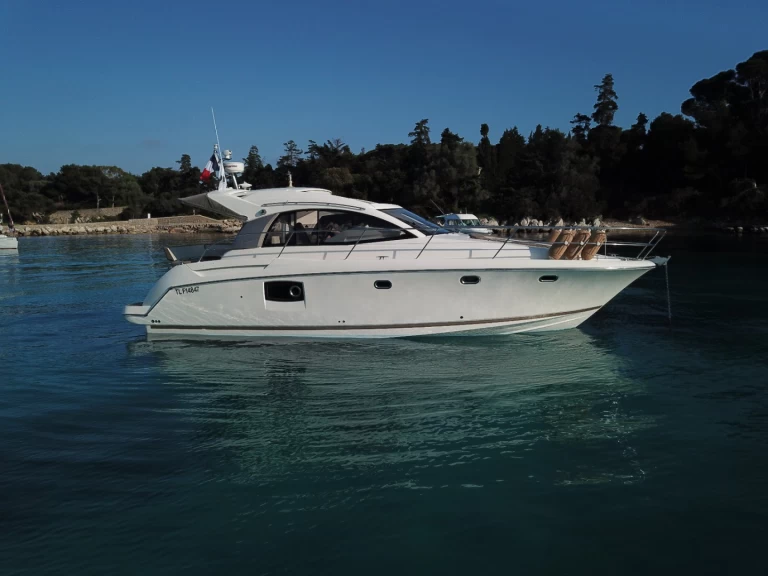 Boat rental Prestige 39 in Juan-les-Pins on Samboat