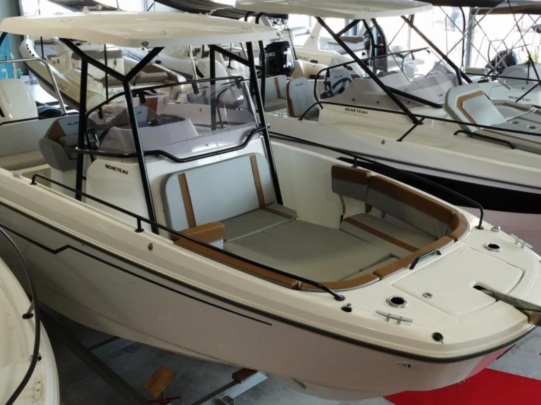 Rent a Bénéteau Flyer 8 SPACEdeck Ajaccio