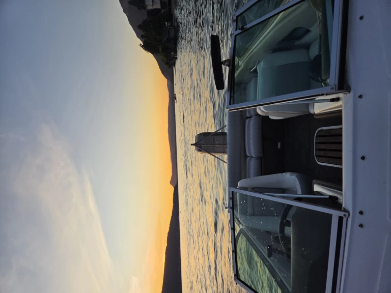 Bareboat Rental Motorboat Sea Ray with a boat licence