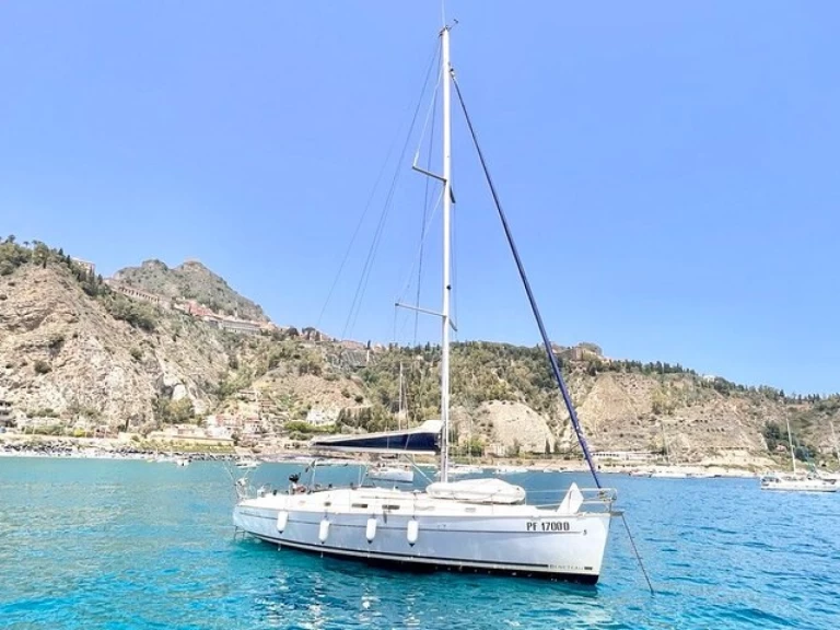 Bénéteau Cyclades 43.4 in Catania on SamBoat