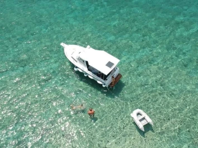 Boat rental Jeanneau Lamparo in Lumbarda on Samboat