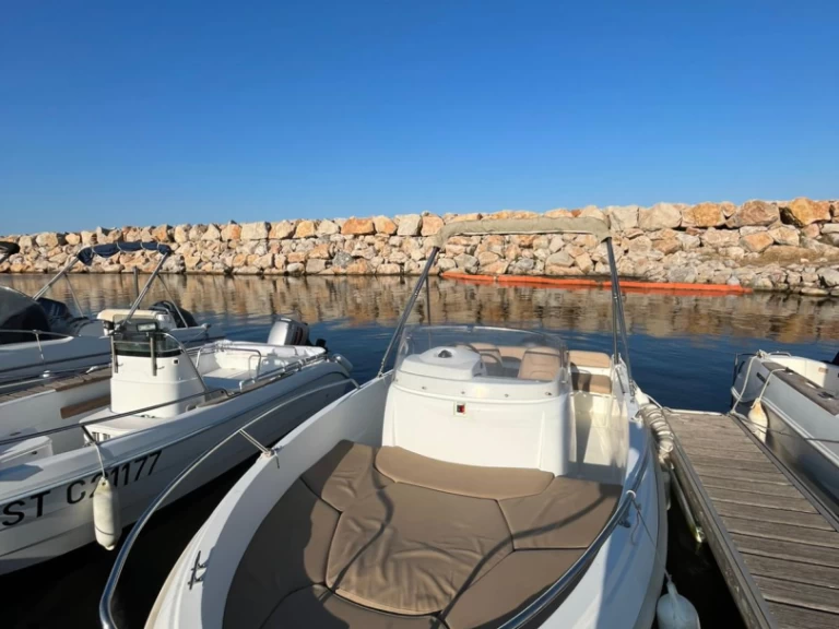 Motorboat rental in Argelès-sur-Mer - Jeanneau Cap Camarat 5.5 CC