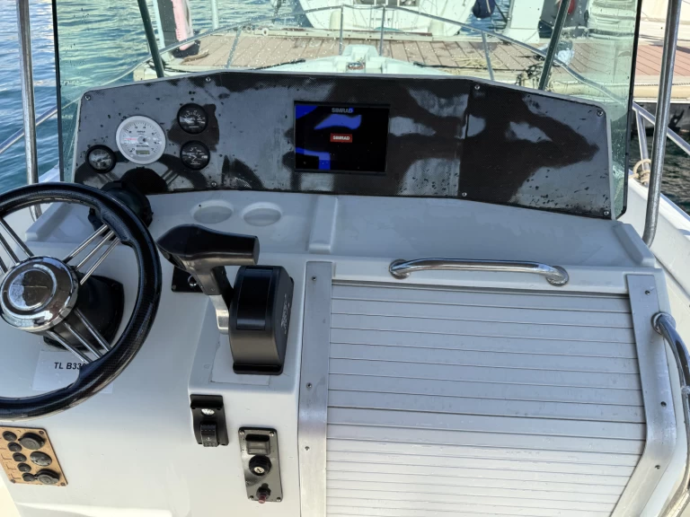 Boat rental Jeanneau Cap Camarat 695 WA in France on Samboat
