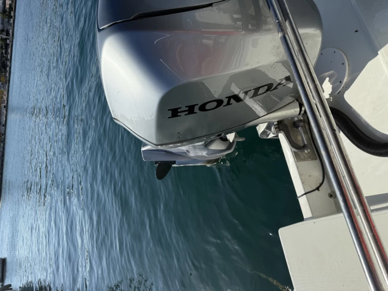 Motorboat rental with or without captain Jeanneau France