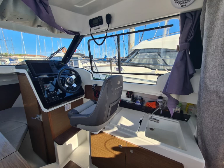 Bareboat Rental Motorboat Bénéteau with a boat licence