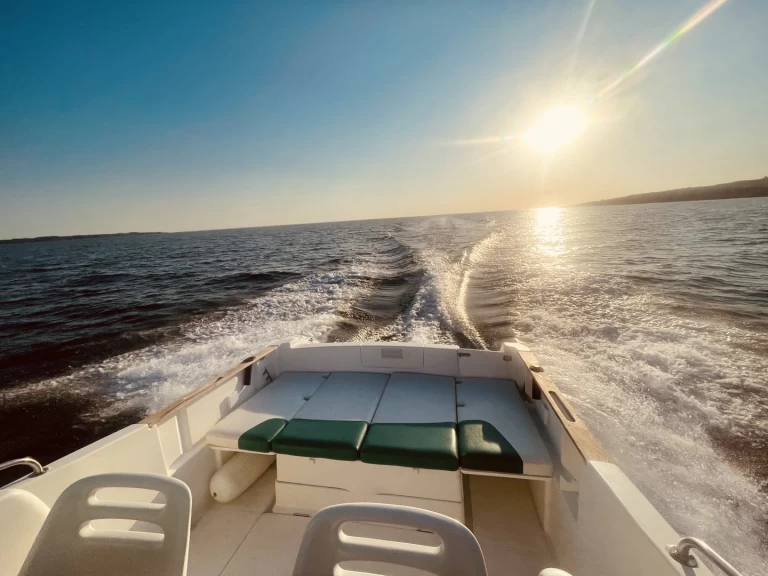 Motorboat for rent Larmor-Plage at the best price