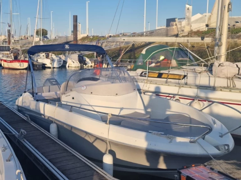 Bareboat Rental Motorboat Bénéteau with a boat licence