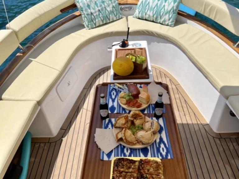Yacht charter Port d'Alcudia cheap m7