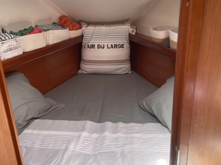 Yacht charter Toulon cheap Oceanis 323 Clipper