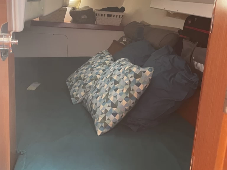 Boat rental Bénéteau Oceanis 323 Clipper in Toulon on Samboat