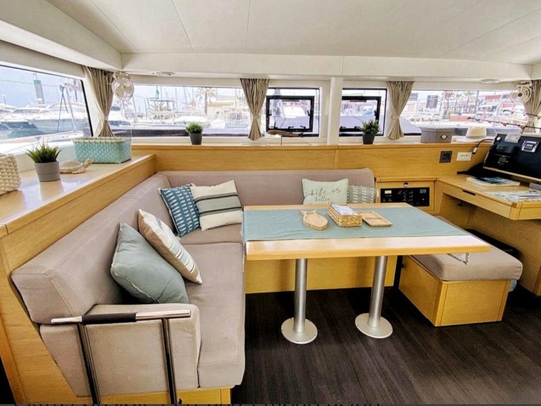 Catamaran rental in Santa Eulària des Riu - Lagoon Lagoon 400 S2