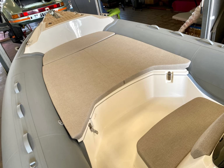 RIB for rent Saint-Cyprien at the best price