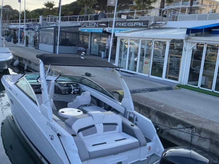 Bareboat Rental Motorboat Four Winns with a boat licence