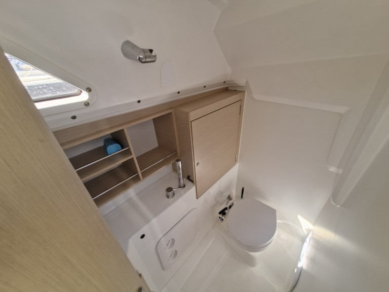 Rent a Bénéteau Oceanis 30.1 Barcelona