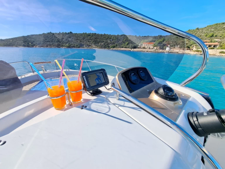 Bareboat Rental Motorboat Sessa Marine with a boat licence