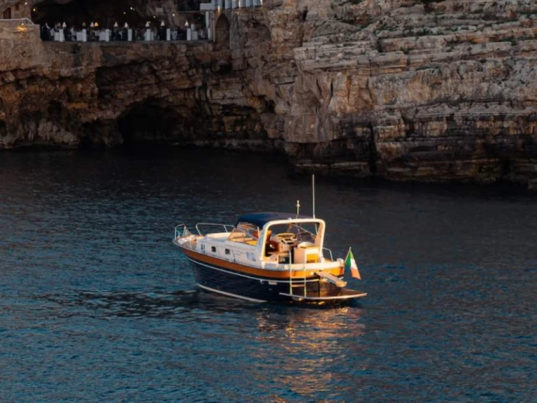 Bareboat Rental Motorboat Apreamare with a boat licence