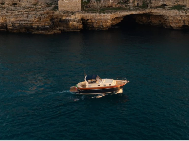 Motorboat for rent Monopoli at the best price
