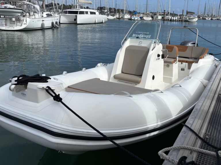 Boat rental Zodiac Medline 6.8 in La Trinité-sur-Mer on Samboat