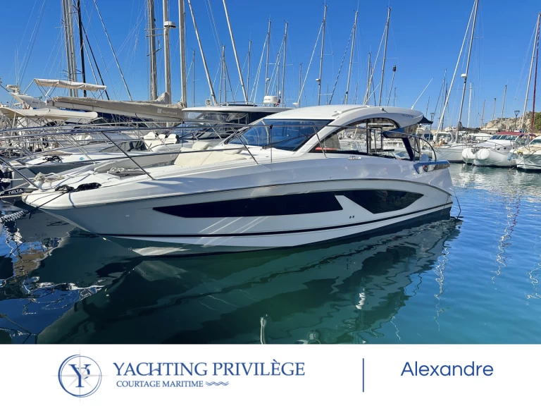 Boat rental Bénéteau Gran turismo 36 ob in Marseille on Samboat