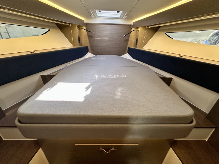 Bareboat Rental Motorboat Bénéteau with a boat licence