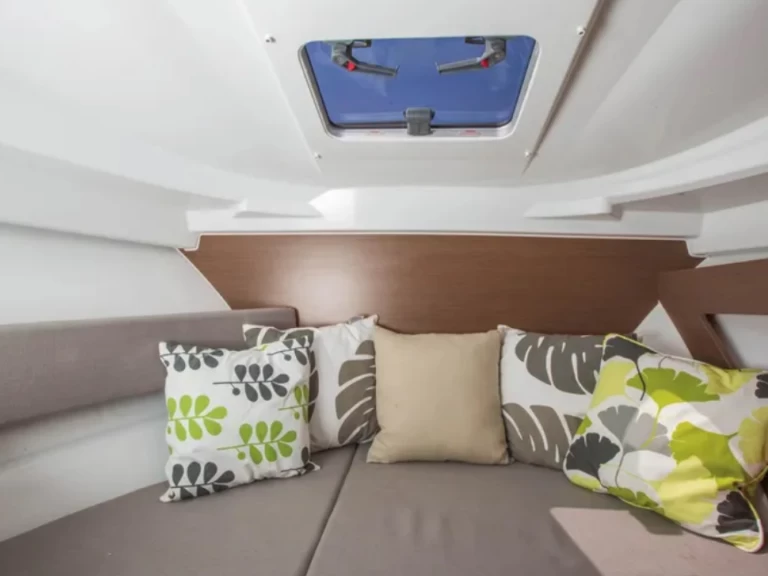 Motorboat rental with or without captain Jeanneau Sanremo