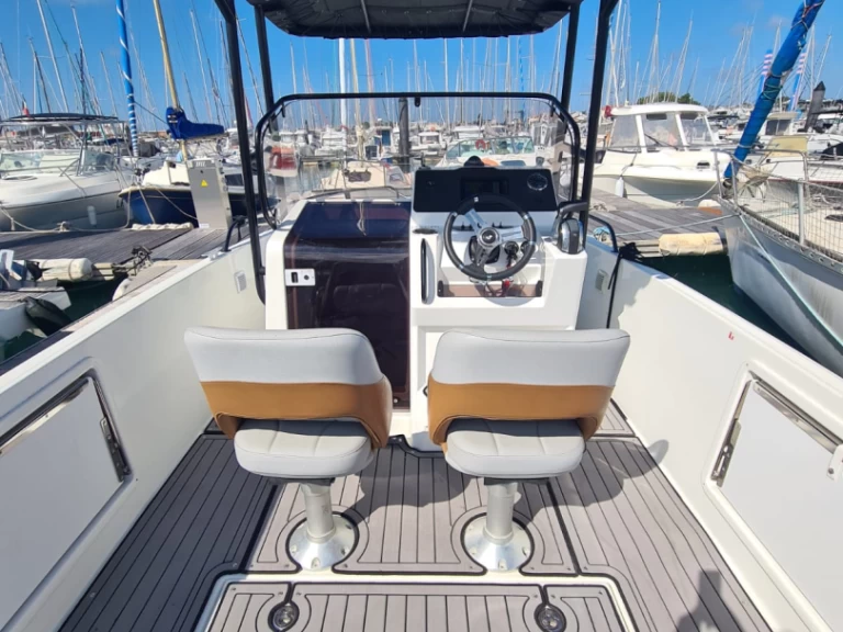 Bénéteau Flyer 7 SPACEdeck charter bareboat or captained in  Les Sables-d'Olonne