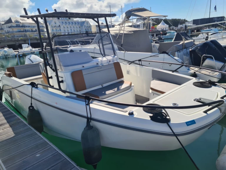 Rent a Bénéteau Flyer 7 SPACEdeck Les Sables-d'Olonne