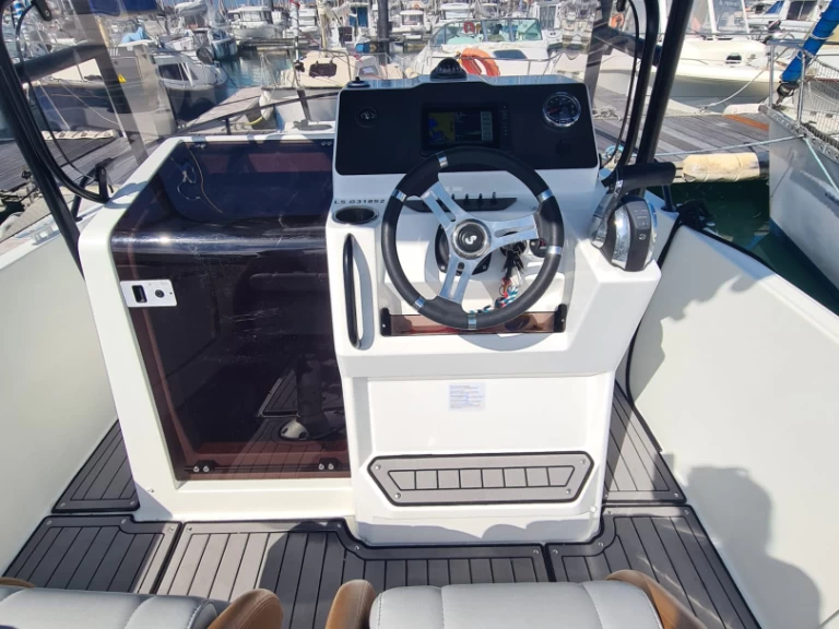 Bénéteau Flyer 7 SPACEdeck in Les Sables-d'Olonne on SamBoat
