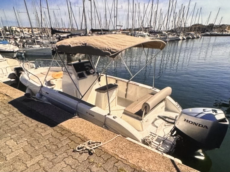 Motorboat for rent Le Cap d'Agde at the best price
