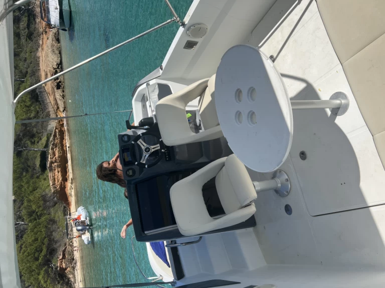 Bareboat Rental Motorboat Bénéteau with a boat licence
