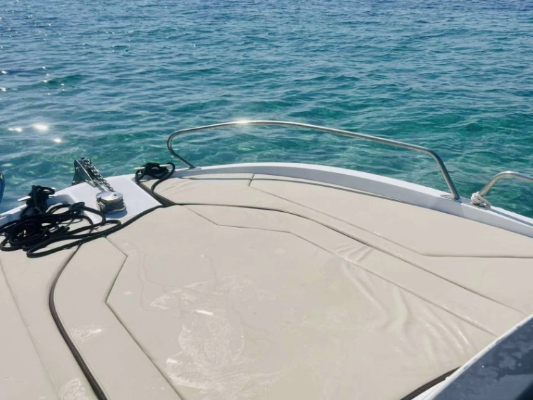 Bénéteau Flyer 6.6 SUNdeck in Hyères on SamBoat