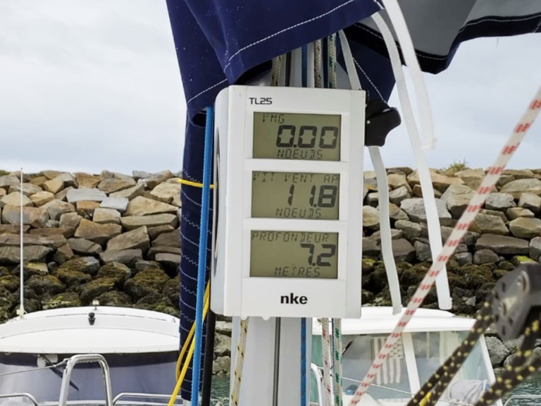 Yacht charter Port-Haliguen cheap First 27.7