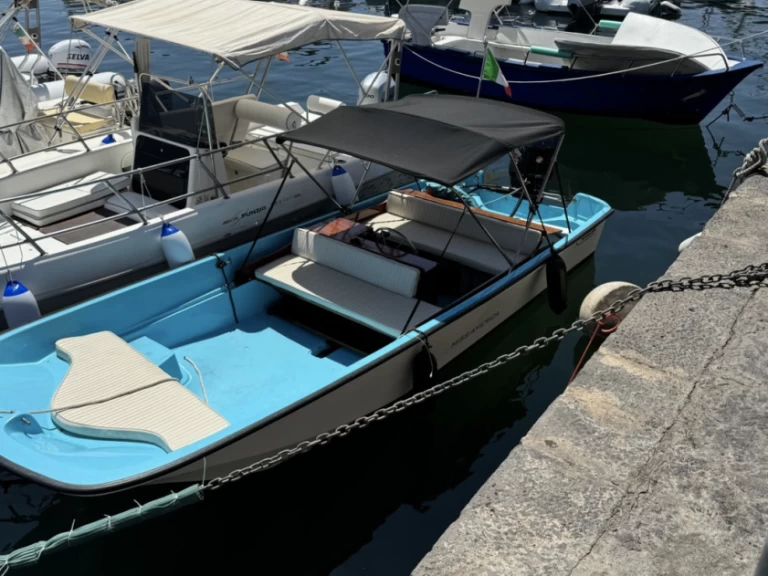 Rent a Boston Whaler Boston Whaler 17 Aci Trezza