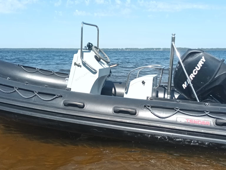 Boat rental 3D Tender Defender 490 in Lacanau on Samboat