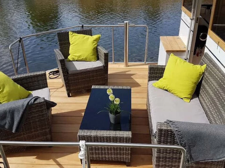 Bareboat Rental Houseboat Hausboot with a boat licence