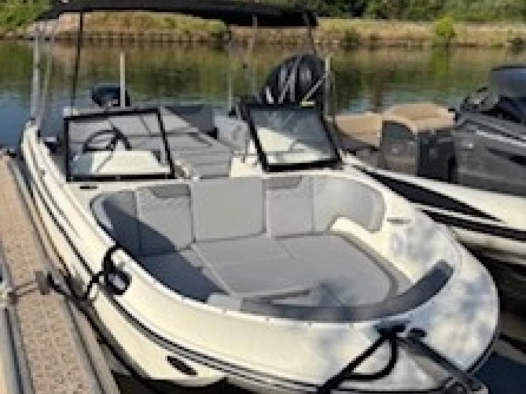 Rent a Bayliner M19 Hyères
